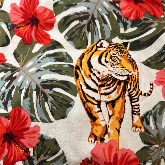 2X No Boundaries, Tiger & Hibiscus Collared Shirt - Picture 3 of 4